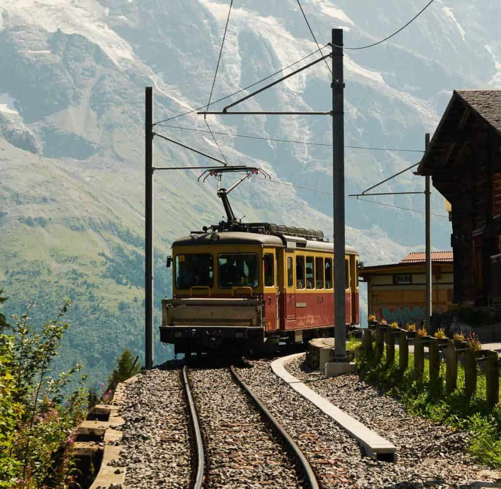 Lauterbrunnen to Mürren: How to Get There by Cableway, Train, or on ...